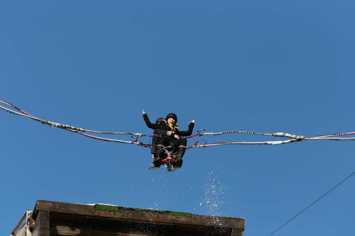 Saut à l'élastique à tremplin 