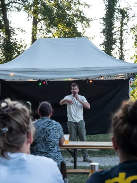 STAND UP août
